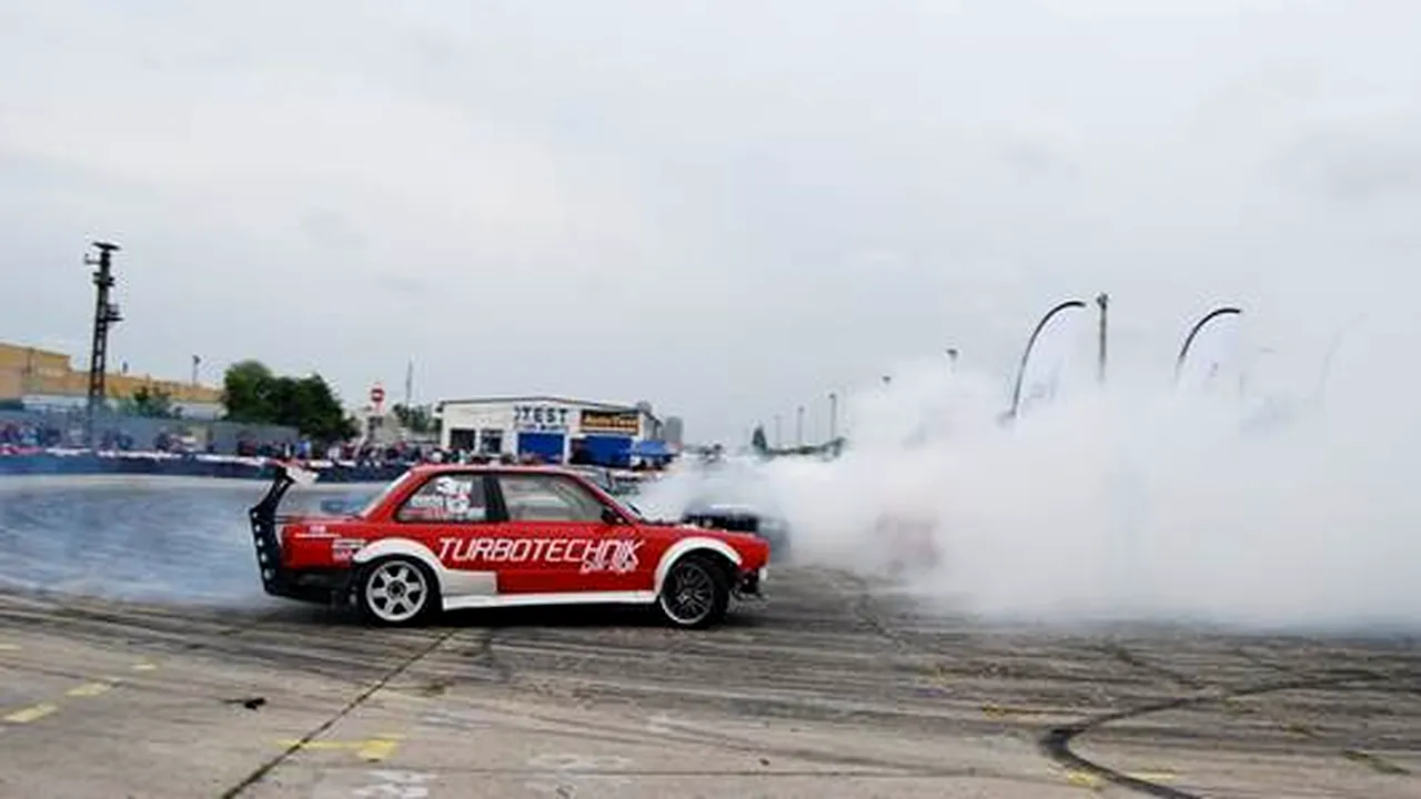 Campionatul Naţional de Drift de la Rânca, înterupt de o ambulanţă Salvamont în misiune