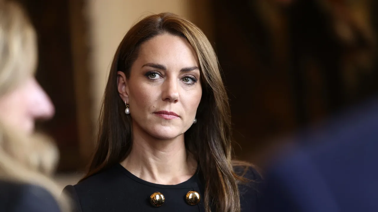 Biografia lui Kate Middleton este pe drum: de la tumora fostei regine la rolul de pacificatoare între William şi Charles
