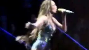 Moment jenant pentru Jennifer Lopez: A rămas fără păr în timpul unui concert - VIDEO