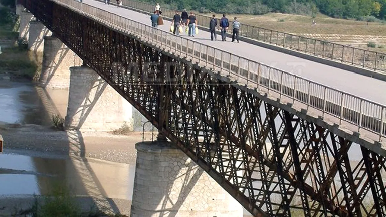 Un dig de protecţie peste râul Buzău s-a rupt. Autorităţile susţin că nu există deocamdată riscul inundării gospodăriilor