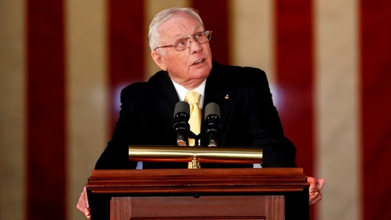 Neil Armstrong, primul om care a păşit pe Lună, operat pe cord