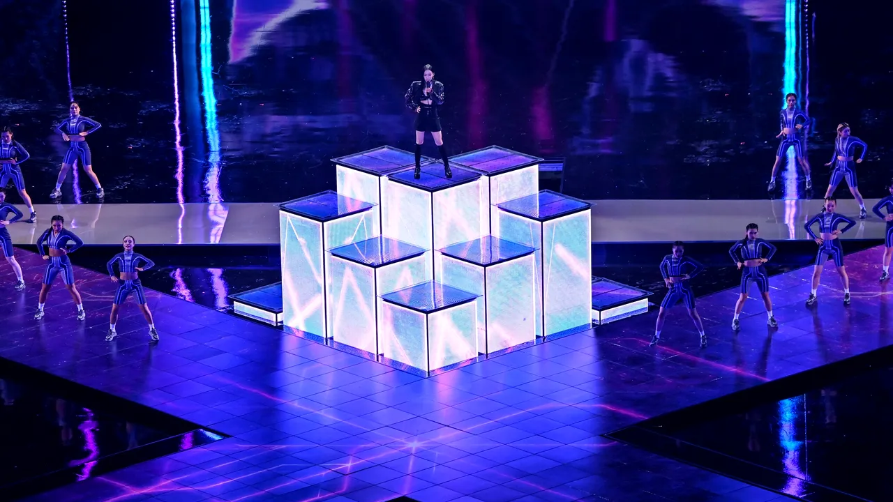 Finala Campionatul mondial de League of Legends a debutat cu un concert impresionant. Organizatorii s-au folosit de realitatea augumentată pentru a da viaţă personajelor pe scenă
