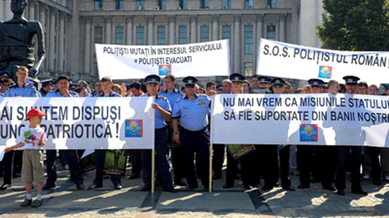 Aproximativ 200 de poliţişti au protestat, luni, în Capitală
