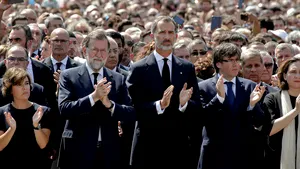 Minut de reculegere la Barcelona, în memoria victimelor atacului terorist. Regele Spaniei Felipe al VI-lea şi premierul, în faţa mulţimii adunate pe La Rambla/ UPDATE: Trei zile de doliu naţional în Spania 