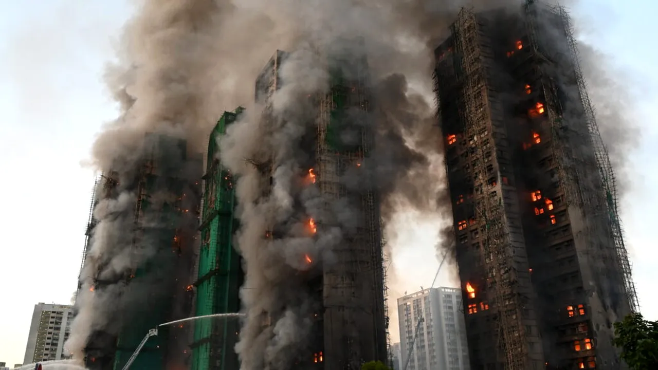 Incendiul din Hong Kong: Bilanțul ajunge la 128 de decese, iar operațiunile de căutare s-au încheiat
