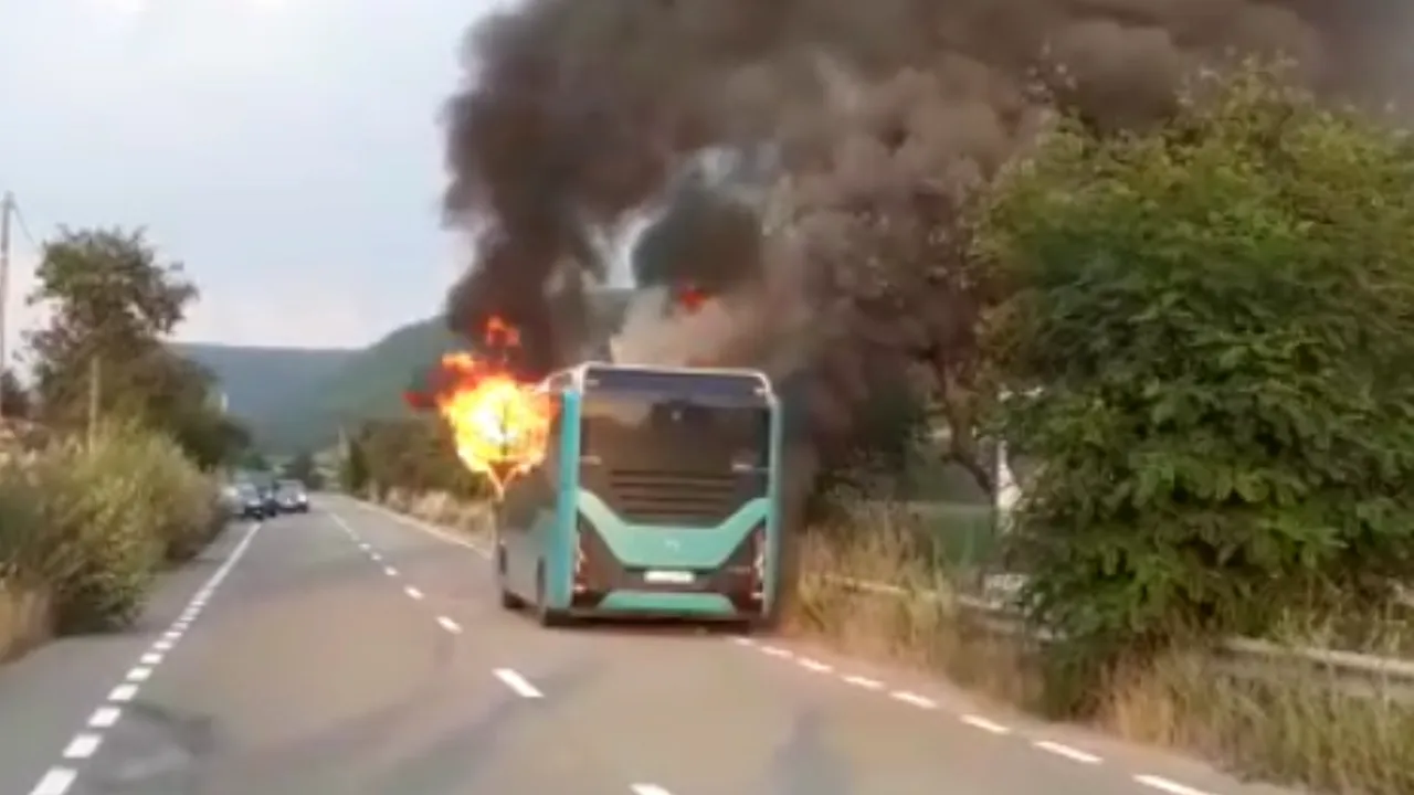 VIDEO Un autobuz electric, cu pasageri, a luat foc