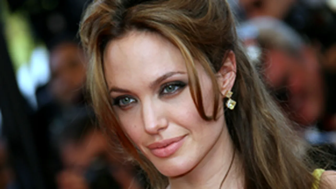 Angelina Jolie domină topul Forbes al celor mai scumpe fotografii cu celebrităţi