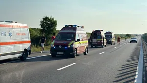 Călărași: Autocar cu 22 de copii răsturnat pe autostrada A2. A fost activat Planul Roșu de Intervenție / Un adult a decedat