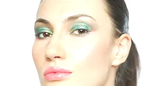 Telefonul mobil, cafeaua şi duşurile pot dăuna pielii. Ce trebuie să evităm pentru un ten cu aspect tânăr