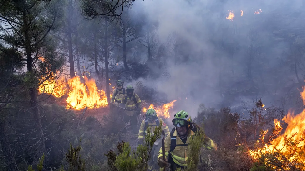 Un incendiu de vegetaţie din Catalonia închide o autostradă principală şi o linie de cale ferată