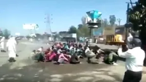 Zeci de oameni adunaţi la un loc şi dezinfectaţi cu substanţe toxice. Imaginile au stârnit revoltă