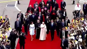 Trei momente cheie la sosirea pe aeroport: Suveranul Pontif a sărutat crucea de la gâtul ÎPS Nifon, s-a dus la un copil în scaun cu rotile şi a fost întâmpinat de Iohannis  | FOTO, VIDEO