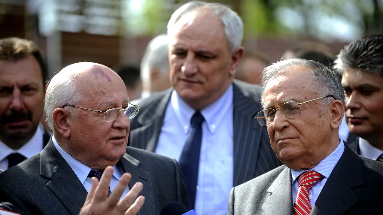 A fost Iliescu coleg cu Gorbaciov? Detalii despre relaţia dintre cei doi lideri, inclusiv dacă e adevărată solicitarea ca URSS să trimită trupe la Revoluţie