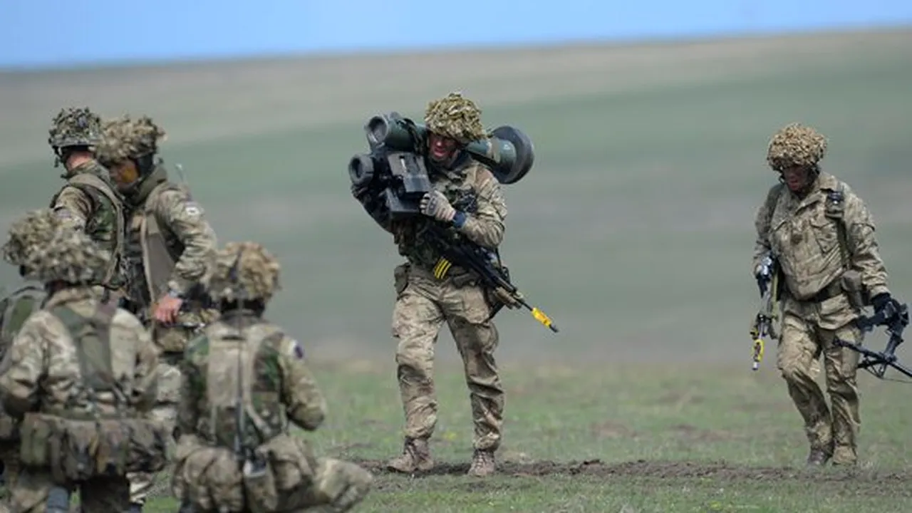 Exerciţiu MILITAR de amploare în România: Peste 2.200 de militari cu armament şi tehnică de luptă, la Poligonul Smârdan. Au fost prezenţi ministrul Duşa şi generalul Bradshaw - FOTO