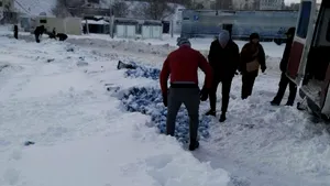 PET-urile cu agheasmă, abandonate în Portul Tomis din cauza viscolului, au fost recuperate