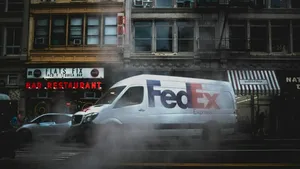 FedEx se extinde în Europa printr-o investiție majoră în lockere. Cum vrea gigantul american să schimbe regulile pe piața de curierat