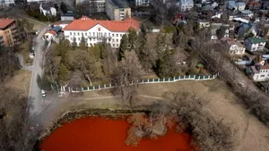 Protest inedit faţă de masacrarea civililor în Ucraina. Lacul din faţa Ambasada Rusiei din Vilnius a fost vopsit în roşu VIDEO
