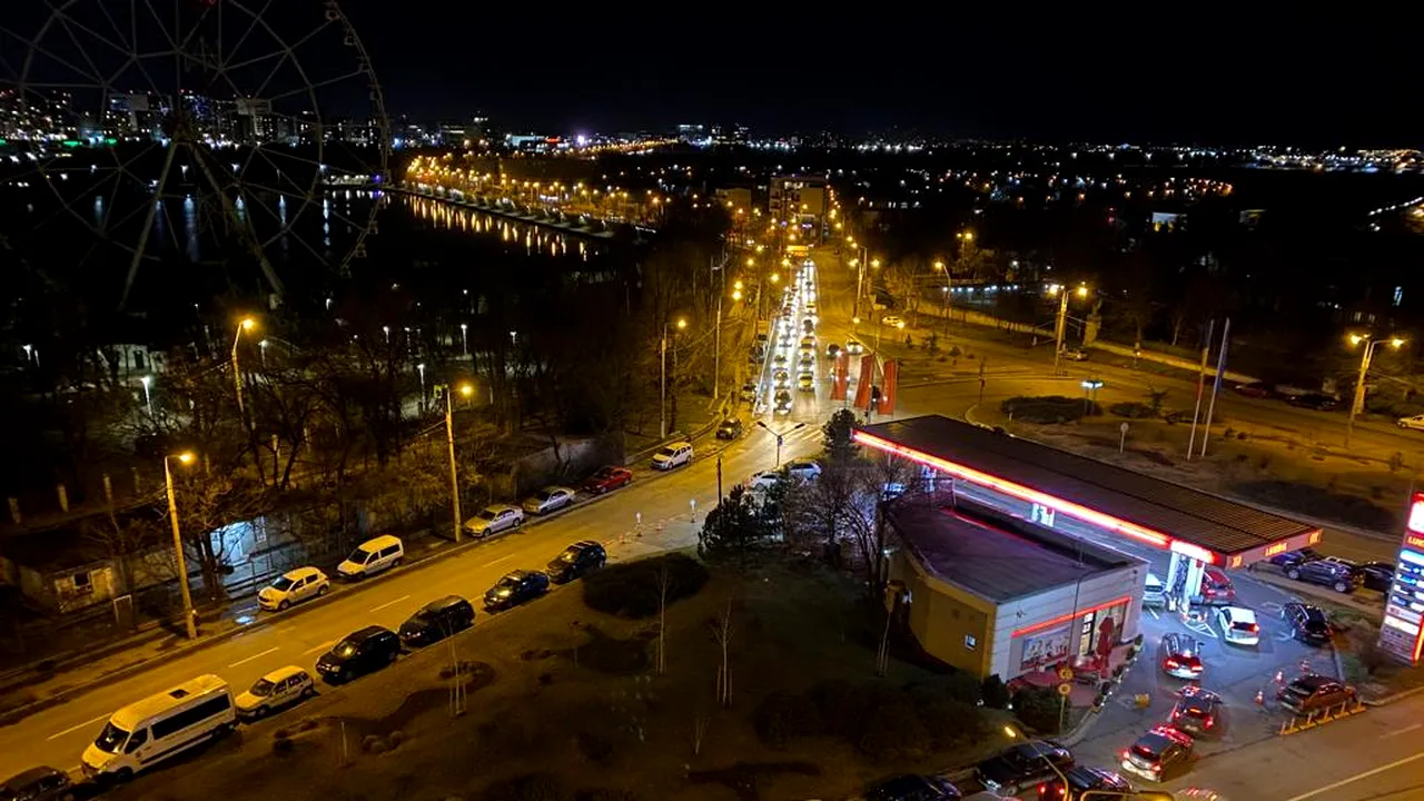 Cozi uriaşe la benzinăriile din ţară. Românii se tem că preţul la carburanţi va creşte la 10 lei pe litru