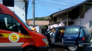 Accident în judeţul Sibiu: Şase persoane rănite după ce un şofer a pătruns pe contrasens | FOTO