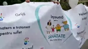 Aproximativ 200 de părinţi cu copiii, la un marş alături de medici pentru un spital nou la Sibiu - GALERIE FOTO, VIDEO