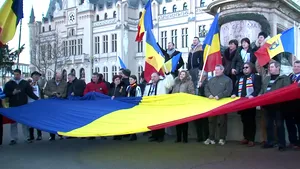 Tricolor de 100 de metri, desfăşurat la Iaşi de susţinătorii unirii cu Basarabia. VIDEO