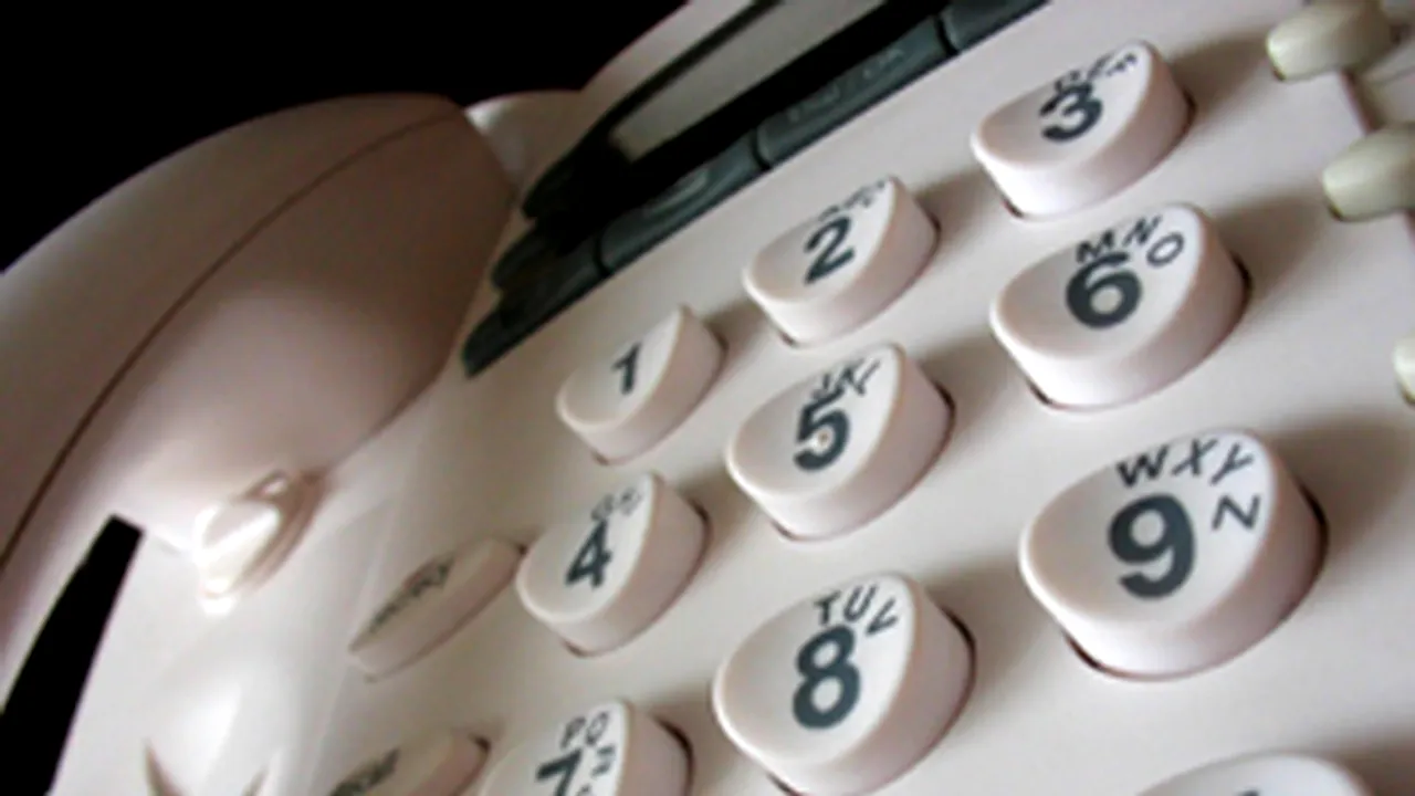 Numerele de telefonie fixă vor funcţiona începând de vineri doar cu prefix