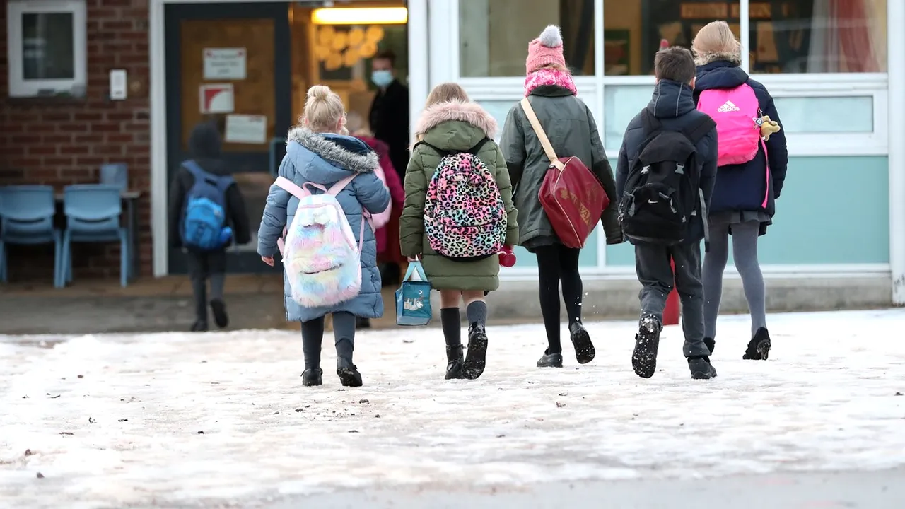 Şcoala începe cu stângul. Unii profesori se plâng că nu are cine să facă triajul epidemiologic