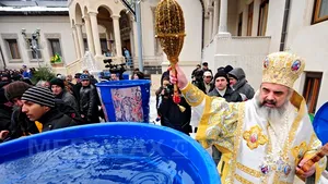 Patriarhia va împărţi credincioşilor, de Bobotează, peste 6.000 de litri agheasmă