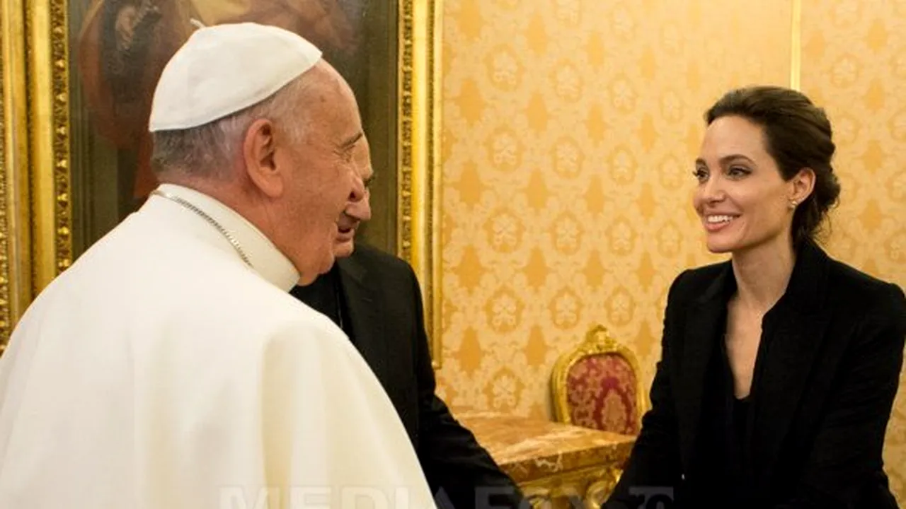 Angelina Jolie s-a întâlnit cu papa Francisc, după proiecţia celui mai recent film al ei la Vatican