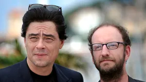 Benicio del Toro şi Steven Soderbergh au petrecut alături de 12 stripteuze