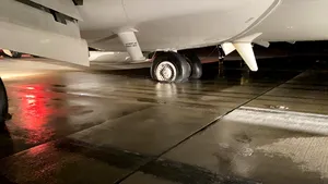 ULTIMĂ ORĂ: Incendiu la trenul de aterizare al unui avion pe Aeroportul din Cluj