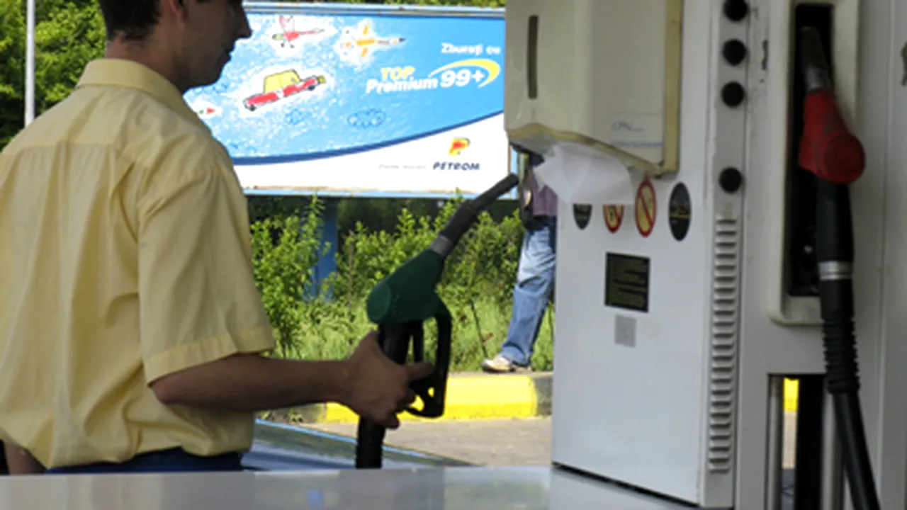 Petrom ieftineşte benzina cu trei bani pe litru şi motorina cu doi bani pe litru