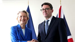 UE cere Marii Britanii să majoreze tarifele pentru mașinile chinezești. Bruxelles-ul invocă riscul unor bariere comerciale
