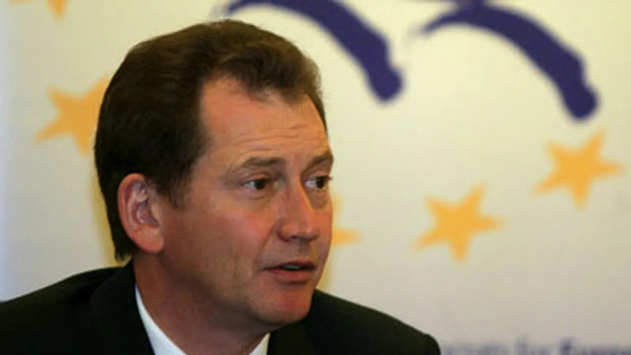 Graham Watson se retrage din cursa pentru preşedinţia PE şi îl sprijină pe Jerzy Buzek
