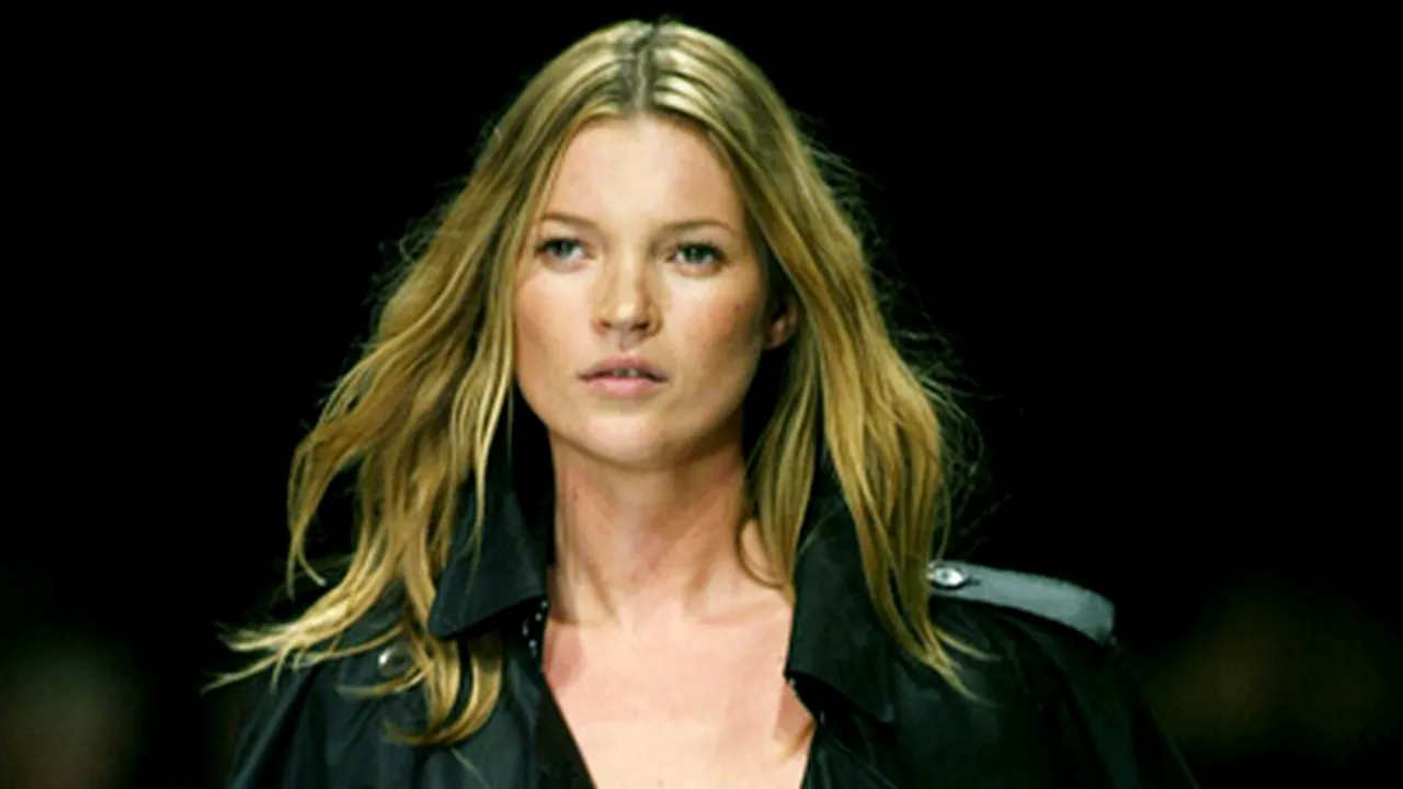 Un autoportret al lui Kate Moss, scos la licitaţie (Galerie Foto)