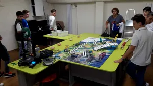 Primul laborator de robotică đe liceu, deschis la Iaşi. Elevii pasionaţi de inteligenţă artificială, printre mentori | FOTO