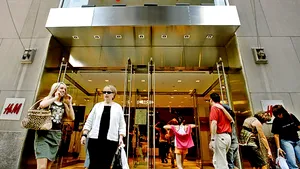 O zi în sediul H&M din Stockholm. Promisiunea suedezilor pentru români: preţuri la fel ca în restul Europei