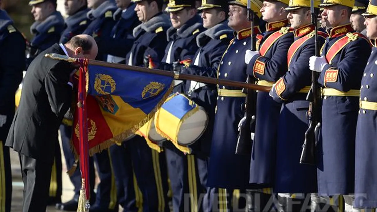 REPORTAJ: Băsescu pleacă de la Cotroceni, cu simpatizanţi, dar şi cu opozanţi, şi sărutând drapelul - FOTO