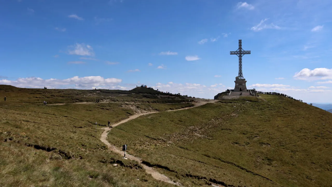 Ziua Crucii, marcată pe Vârful Caraiman cu un moment dedicat memoriei eroilor români căzuți în Primul Război Mondial