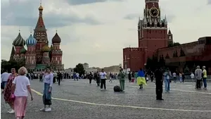 Curajul nebunesc al unei tinere: învelită în steagul ucrainean, a traversat Piaţa Roşie din Moscova