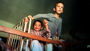 Rezultatul unui studiu făcut pe „orfanii lui Ceauşescu”. De ce au creierele cu 8,6% mai mici