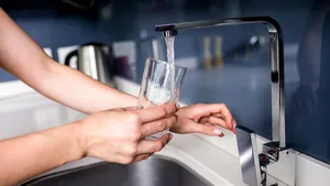 „Miracol” într-un sat din Italia, din cauza unei defecţiuni: În loc de apă, la robinet a curs vin