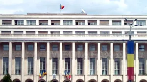 Guvernul nu va acorda nici în 2013 tichete de masă, va sista în continuare indemnizaţiile revoluţionarilor şi va păstra angajările îngheţate