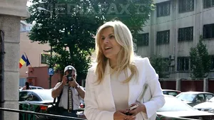 Băsescu: Doamna Udrea să mai lase poşetele, să ia unele mai ieftine. Să mai coboare de pe tocuri