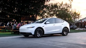 Tesla a lansat două versiuni Model Y și Model 3 pentru a recâștiga clienți. Ce prețuri au și care este autonomia lor
