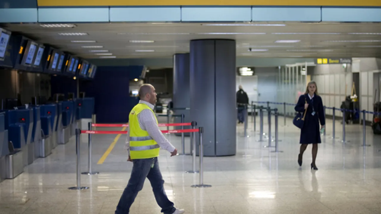 Trei români şi doi sud-americani, depistaţi cu 10 kg de cocaină pe aeroportul din Roma