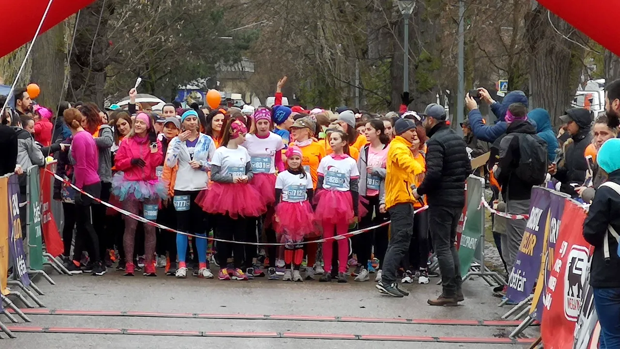 Sute de femei în tutu-uri şi peruci colorate la „Crosul Divelor”, pentru copiii cu dializă | VIDEO