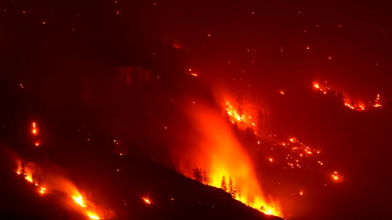 Vestul Canadei luptă pentru a controla incendiile de vegetație. Mii de oameni au trebuit să se evacueze