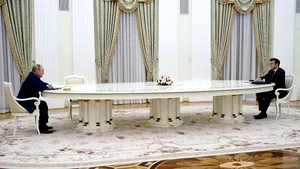 Italienii şi spaniolii s-au încăierat pe masa lui Putin. Fiecare îşi atribuie paternitatea asupra impresionantului obiect