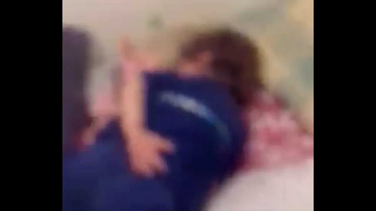 VIDEO | Imagini revoltătoare în Bucureşti: Momentul în care o mamă îşi pedepseşte violent propriul copil. Poliţia a intervenit